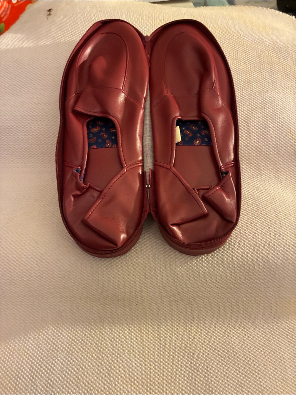 Men’s Compact burgundy travel slippers w/blue paisley lining in Burgundy case